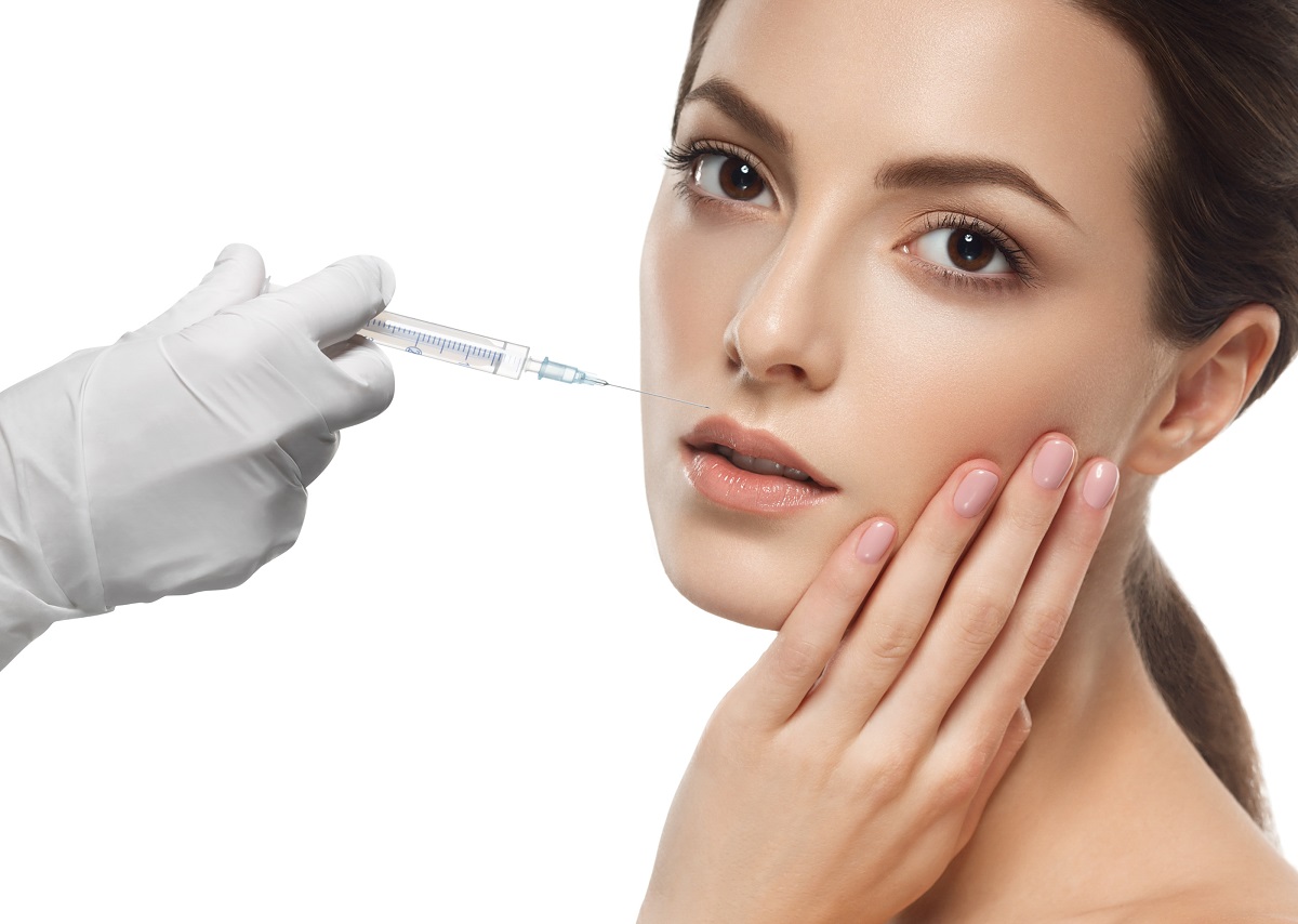 Especialista realizando tratamiento de rejuvenecimiento facial con inyecciones