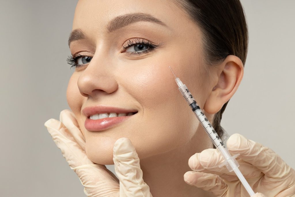 Médico aplicando infiltración facial con neuromoduladores en consulta estética