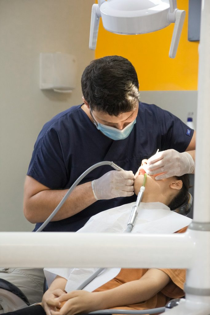 Desgaste del esmalte en la superficie de los dientes