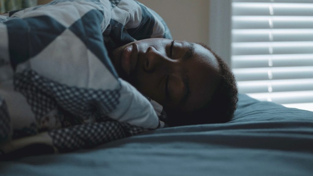 Persona durmiendo con ronquidos, apnea del sueño tratada en consulta dental