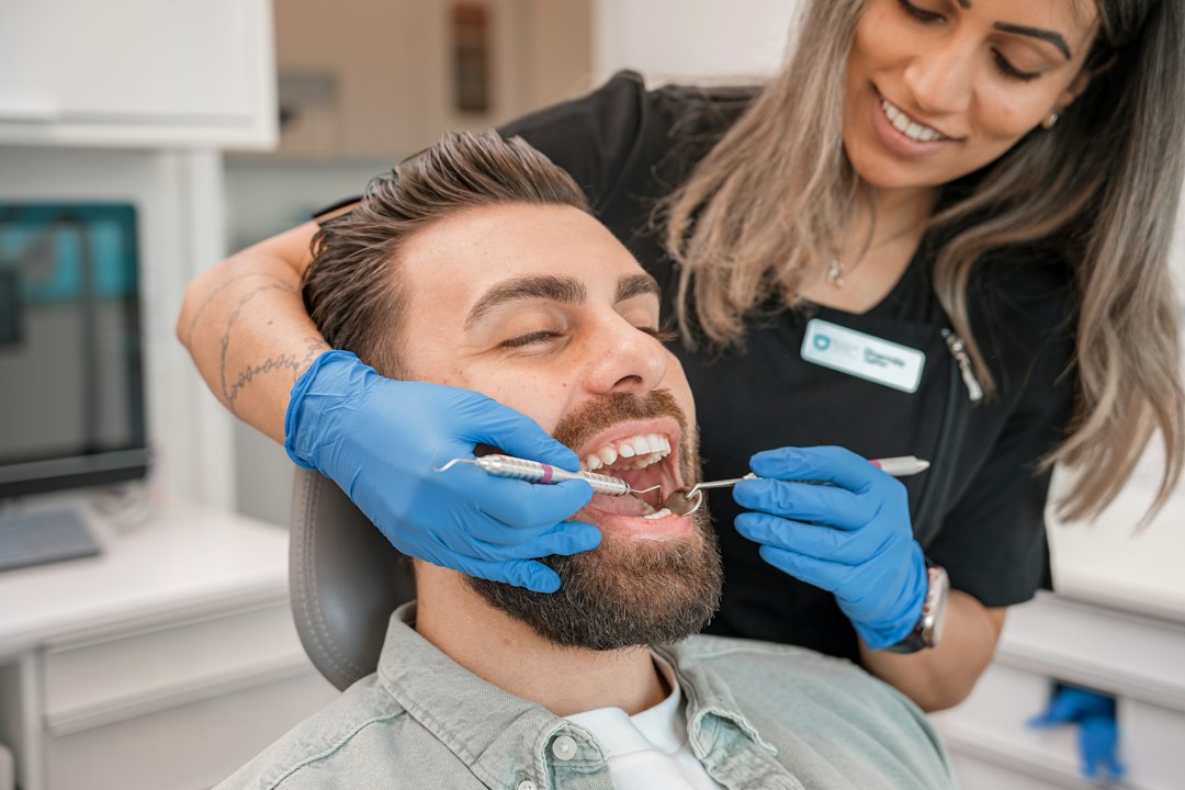 Me sangran las encías al cepillarme: qué es la gingivitis y por qué aparece
