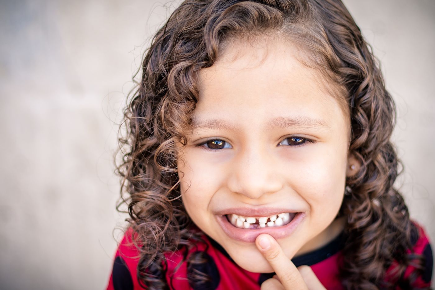 Niña sonriendo mientras cambia los dientes de leche
