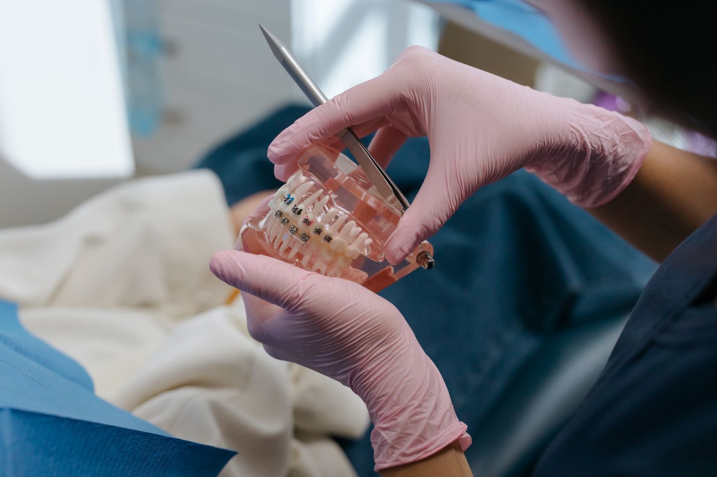 Modelo dental con brackets para explicar cómo se corrige la mordida